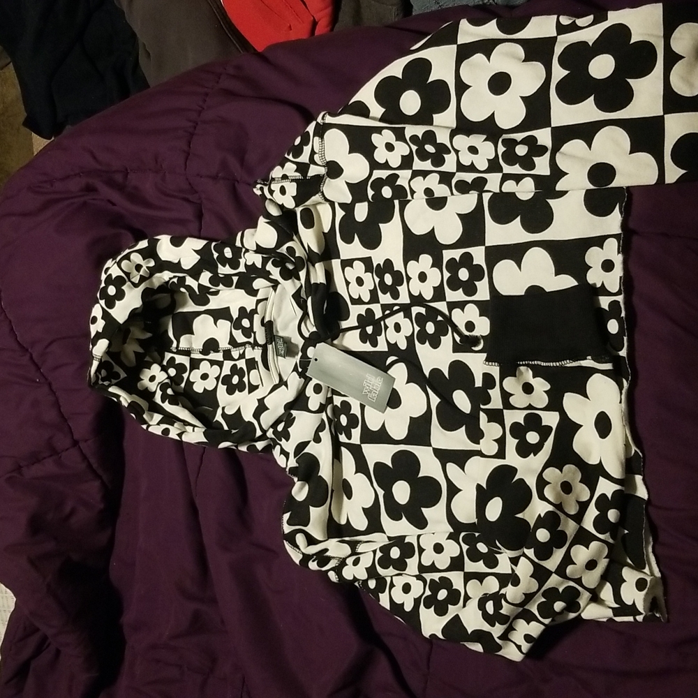 Long sleeved cropped hoodie with bold design